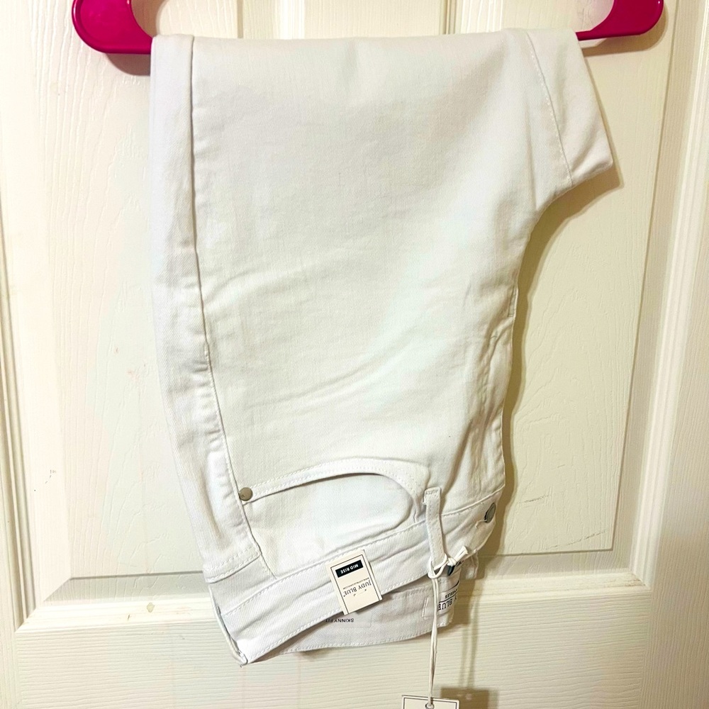 Judy Blue white capri NWT $30